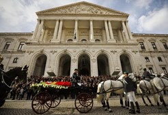 O cortejo fúnebre, à passagem pela Assembleia da República