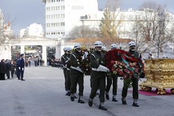 Militares carregam coroa de flores no Cemitério dos Prazeres