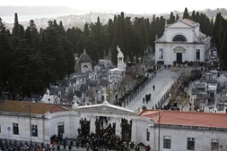 A chegada do cortejo fúnebre ao Cemitério dos Prazeres