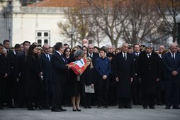 A família de Mário Soares recebe a bandeira nacional no Cemitério dos Prazeres