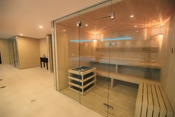 Zona do spa equipada com sauna, banho turco, piscina interior, jacuzzi e ginásio