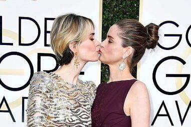 Sarah Paulson e Amanda Peet deram um beijo na boca na passadeira vermelha dos Globos de Ouro