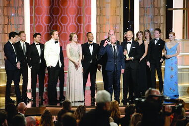 A equipa de ‘La La Land’: o realizador é o primeiro à esquerda. Ryan Gosling está de branco, seguido de Emma Stone