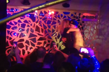 Maria Leal diverte-se com stripper