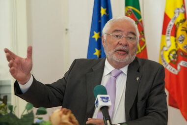 Câmara de Évora, José Ernesto Oliveira, crimes, peculato, violação de normas orçamentais, Associação dos Bombeiros Voluntários de Évora, política