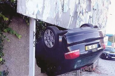 psp, agentes, autoridade, muro, acidente, despiste, capotar, carro, Setúbal, Luísa Todi, Ciprestes, Audi A4, Alegro, bombeiros, centro comercial