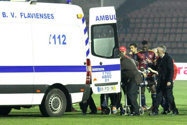 Hamzaoui chocou com Carlos Ponck e caiu inanimado no relvado, obrigando à intervenção de duas equipas médicas