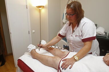 O primeiro  passo é projetar oxigénio  nos tecidos, como mostra  a esteticista, Inês Coelho