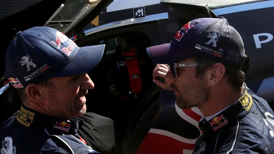 Stephane Peterhansel (à esquerda) bateu Sebastien Loeb para vencer o seu 13º Dakar