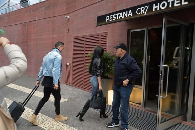 Georgina e Cristiano Ronaldo entram no Hotel do jogador