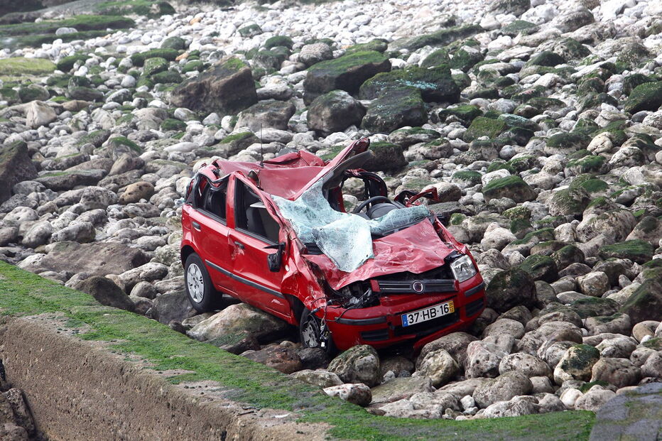 Fiat Panda da vítima galgou o separador e caiu para as rochas.  Jovem estudante morreu no local 