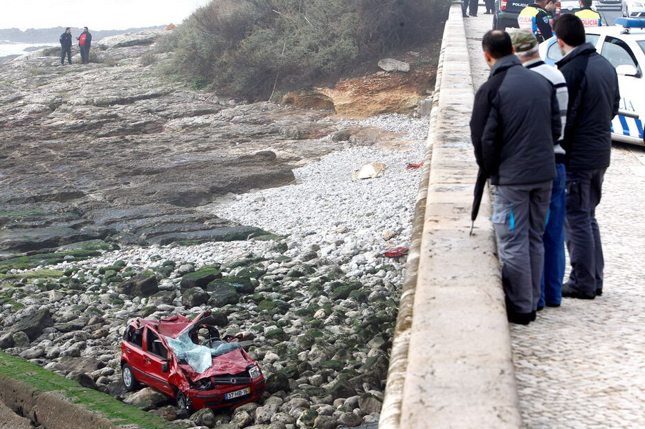 Fiat Panda da vítima galgou o separador e caiu para as rochas.  Jovem estudante morreu no local 