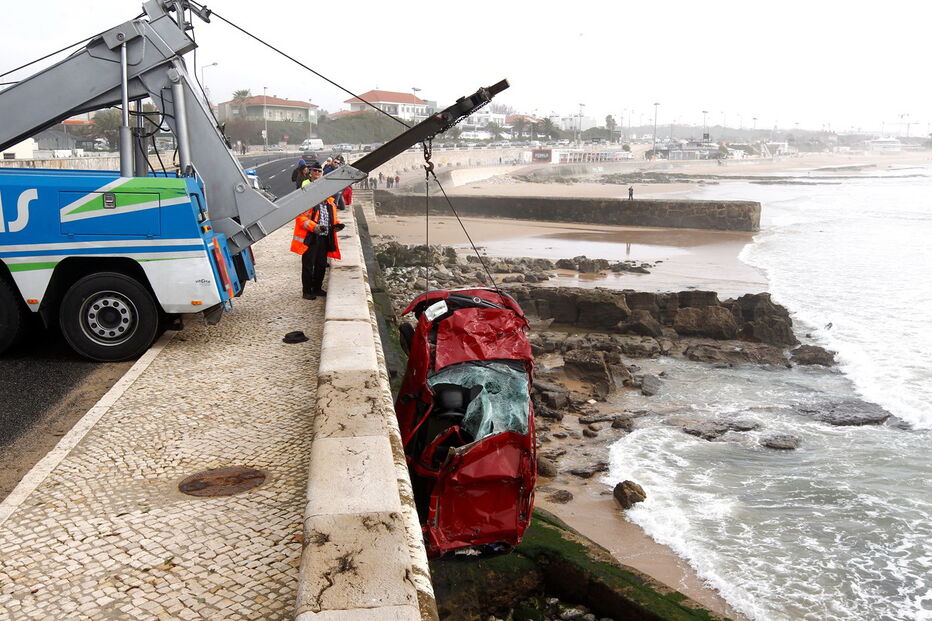 Fiat Panda da vítima galgou o separador e caiu para as rochas.  Jovem estudante morreu no local 