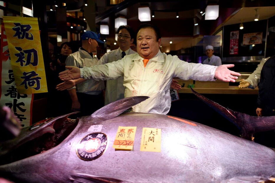  O atum, com 212 quilos, pescado no no norte do Japão, tem um preço equivalente a cerca de 350 mil ienes (2.857 euros) por quilo