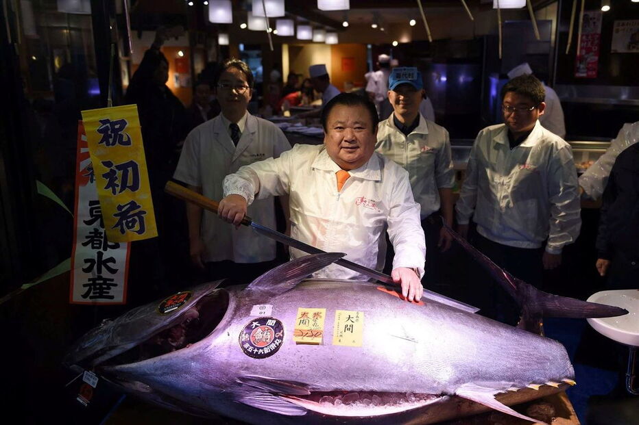  O atum, com 212 quilos, pescado no no norte do Japão, tem um preço equivalente a cerca de 350 mil ienes (2.857 euros) por quilo