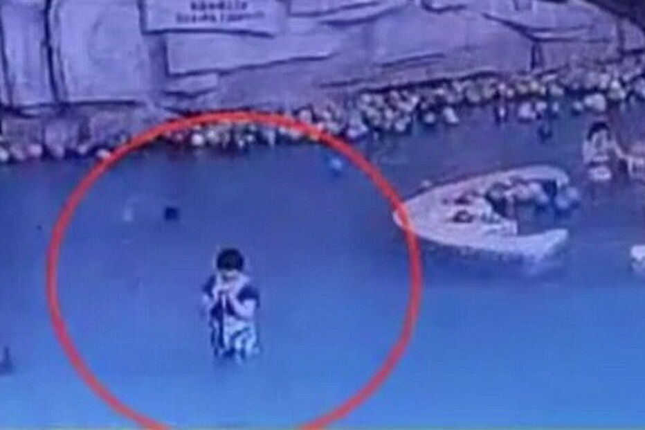 Mãe e nadadores que estavam na piscina não repararam que criança pedia ajuda