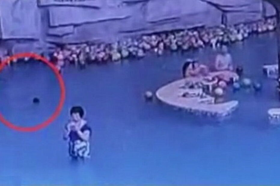 Mãe e nadadores que estavam na piscina não repararam que criança pedia ajuda