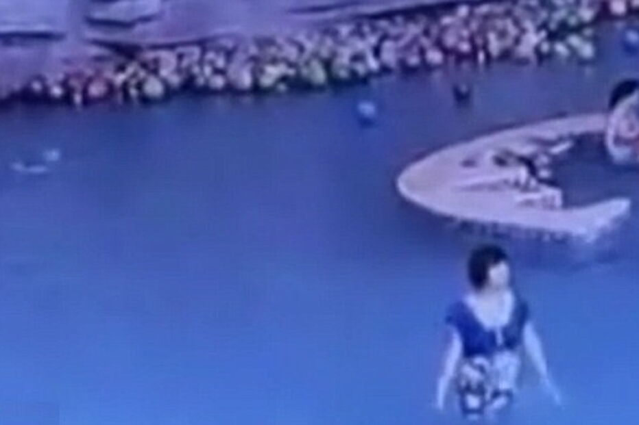 Mãe e nadadores que estavam na piscina não repararam que criança pedia ajuda