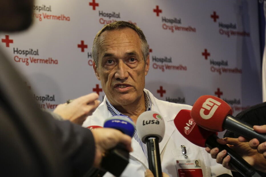 Manuel Pedro Magalhães, diretor clínico do hospital da Cruz Vermelha, prestou declarações aos jornalistas ao lado de Isabel e João Soares