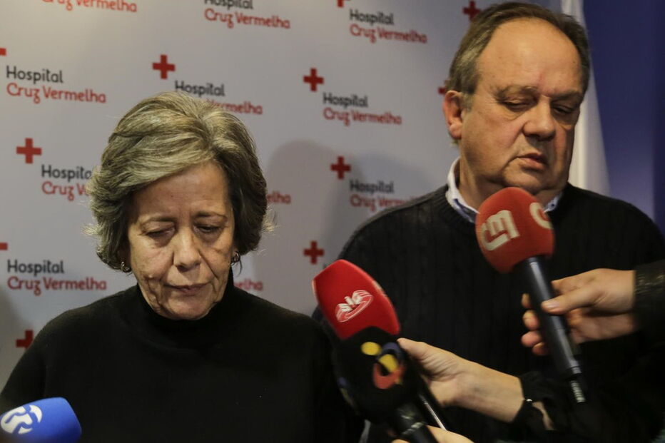 Manuel Pedro Magalhães, diretor clínico do hospital da Cruz Vermelha, prestou declarações aos jornalistas ao lado de Isabel e João Soares