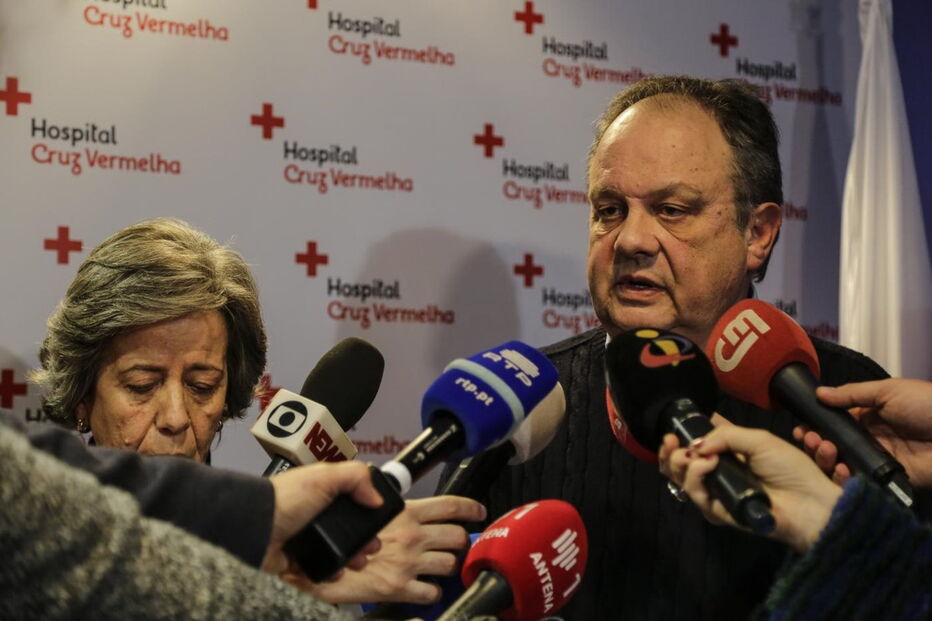 Manuel Pedro Magalhães, diretor clínico do hospital da Cruz Vermelha, prestou declarações aos jornalistas ao lado de Isabel e João Soares