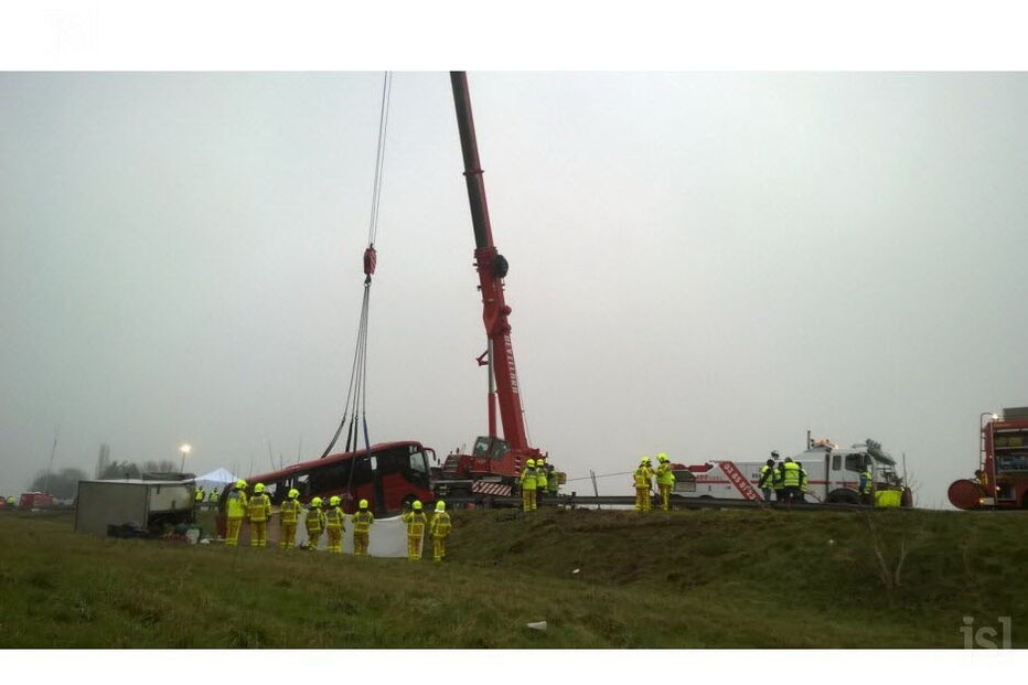 08-01-2017_09_21_26 les-operations-de-relevage-du-bus-accidente-(photo-emmanuel-daligand)-1483863499.jpg