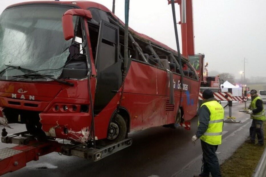 08-01-2017_10_43_25 le-bus-accidente-a-ete-releve-ce-matin-(photo-emmanuel-daligand)-1483865038.jpg