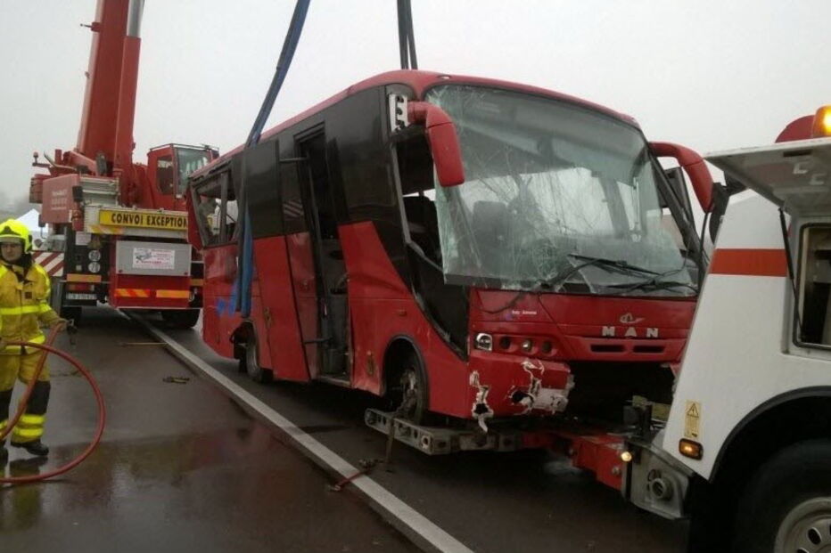 08-01-2017_10_44_42 le-bus-accidente-a-ete-releve-ce-matin-(photo-emmanuel-daligand)-1483865036.jpg