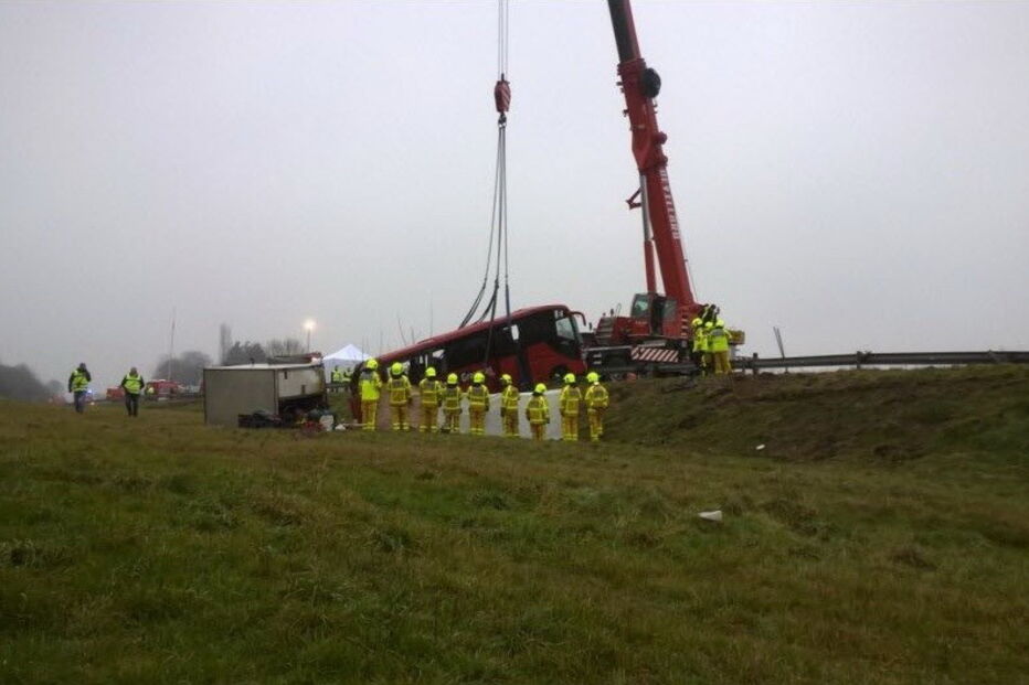 08-01-2017_10_44_45 les-operations-de-relevage-du-bus-accidente-(photo-emmanuel-daligand)-1483863496.jpg