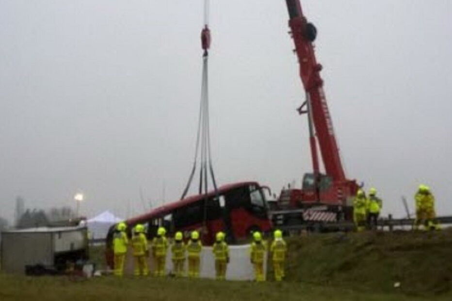 08-01-2017_10_44_46 les-operations-de-relevage-du-bus-accidente-(photo-emmanuel-daligand)-1483863498.jpg