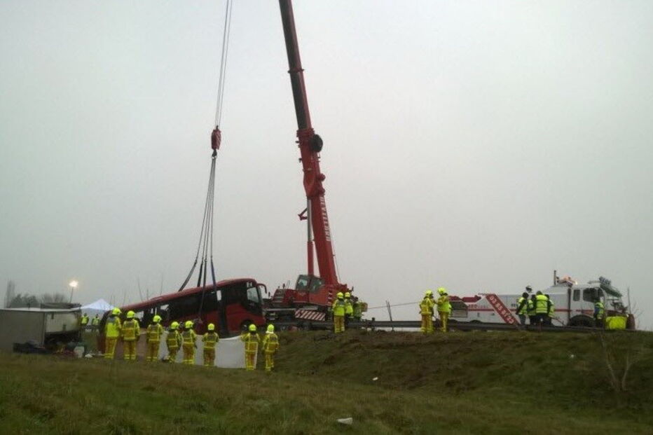 08-01-2017_10_44_47 les-operations-de-relevage-du-bus-accidente-(photo-emmanuel-daligand)-1483863499.jpg
