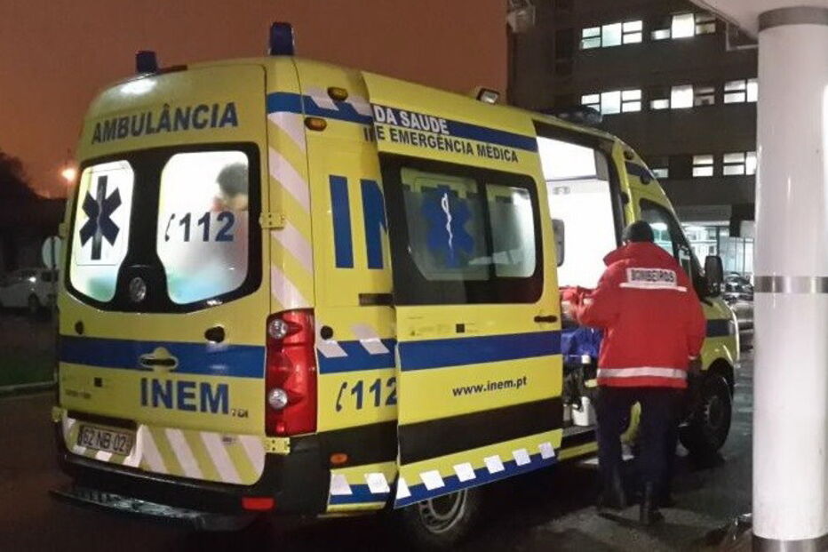 ambulância, INEM, bombeiro, costas
