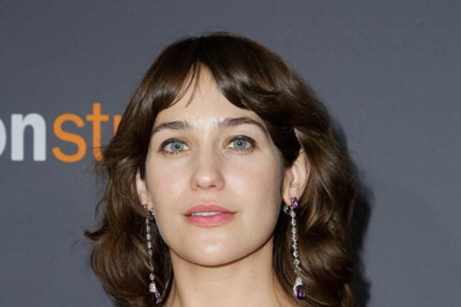 Lola Kirke optou por não depilar as axilas na gala dos Globos de Ouro