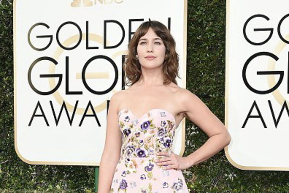 Lola Kirke optou por não depilar as axilas na gala dos Globos de Ouro
