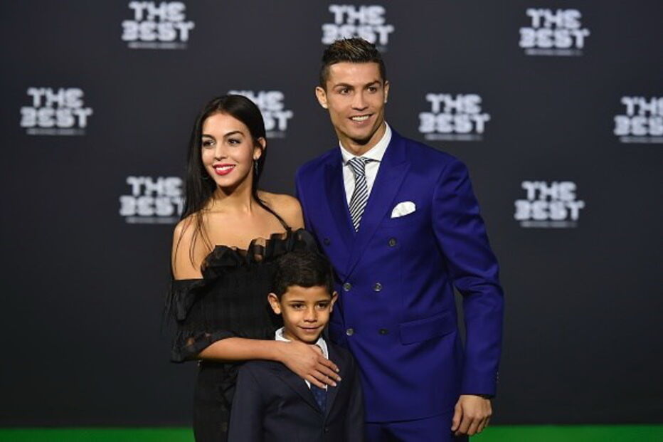 Cristiano Ronaldo apresentou a sua nova conquista, Georgina Rodríguez, e o filho, Cristianinho, na Gala da FIFA, em Zurique. 