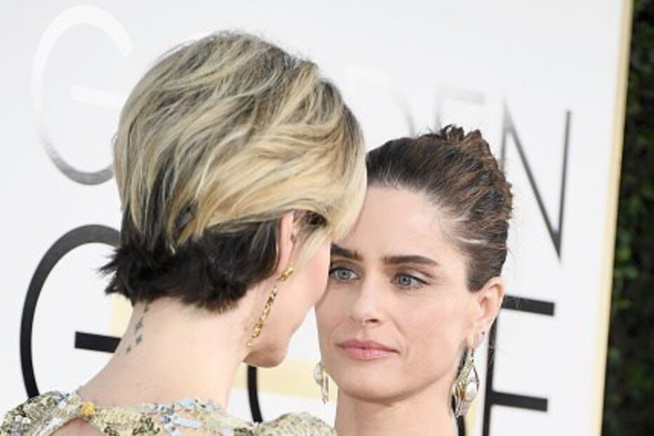Sarah Paulson e Amanda Peet deram um beijo na boca na passadeira vermelha dos Globos de Ouro