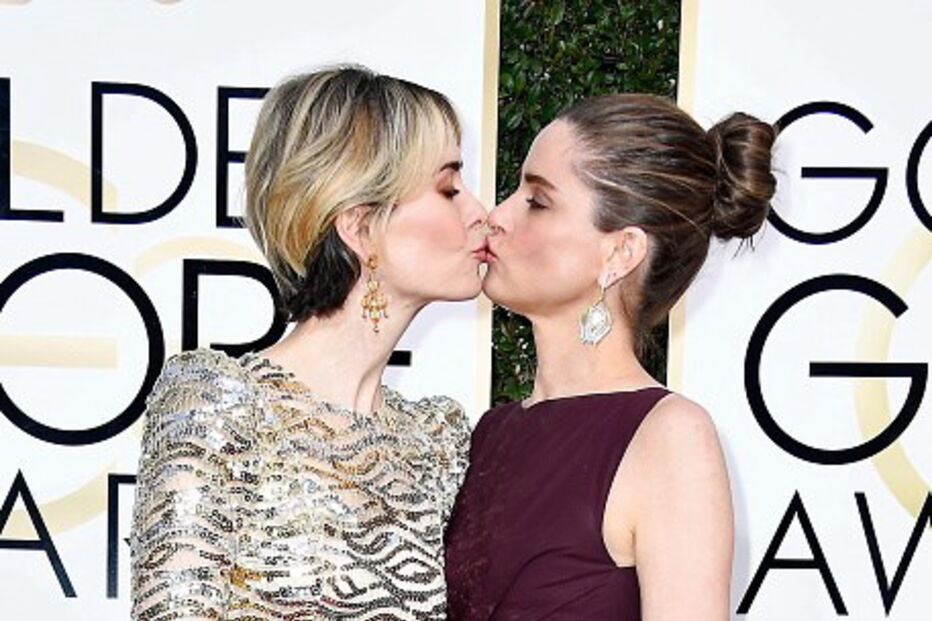 Sarah Paulson e Amanda Peet deram um beijo na boca na passadeira vermelha dos Globos de Ouro