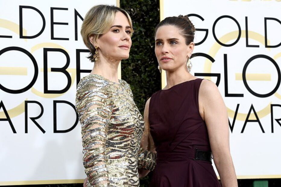 Sarah Paulson e Amanda Peet deram um beijo na boca na passadeira vermelha dos Globos de Ouro