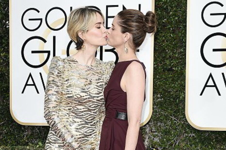 Sarah Paulson e Amanda Peet deram um beijo na boca na passadeira vermelha dos Globos de Ouro