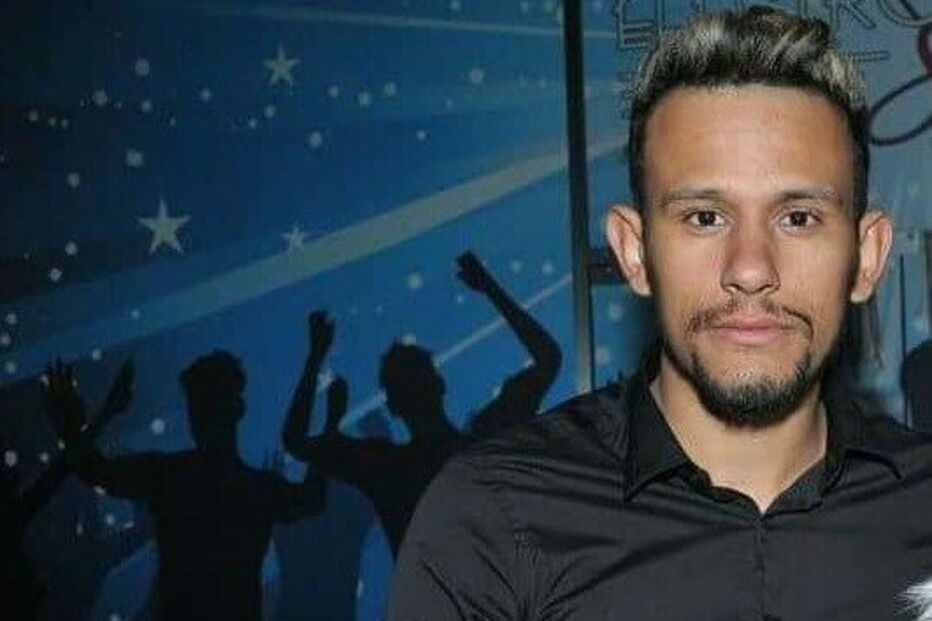 Junior Souza, de 21, pôs-se em fuga após os disparos. Já em 2013 esteve envolvido num tiroteio