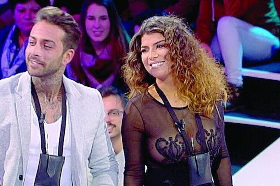 Jovem não deixou ninguém indiferente com look revelador e com transparências