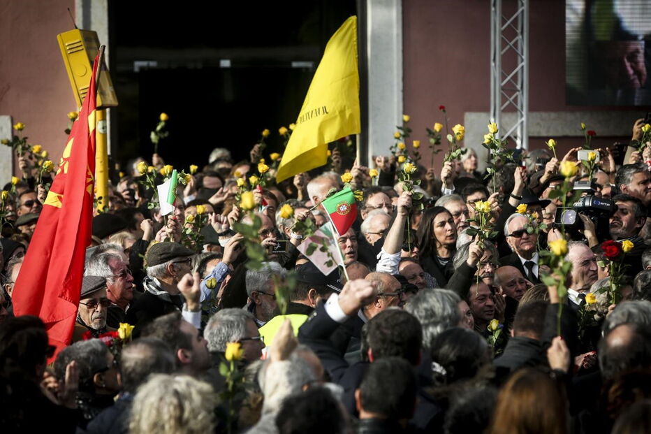  mário soares, funeral, cortejo, urna, parlamento, largo do rato