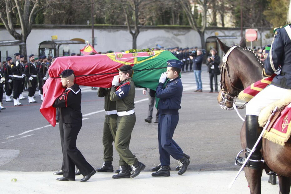 Bandeira foi substituída esta terça-feira