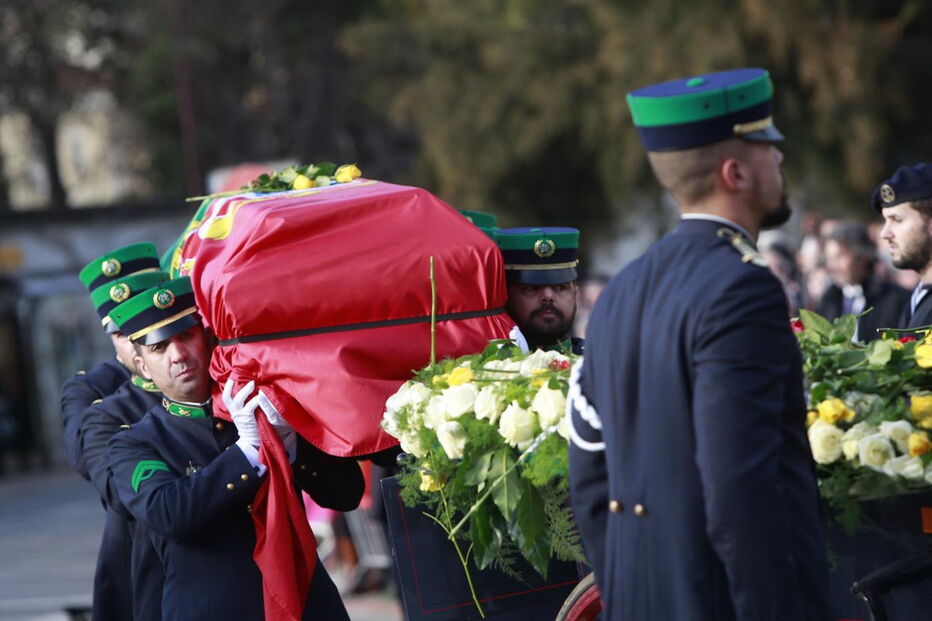 Bandeira foi substituída esta terça-feira