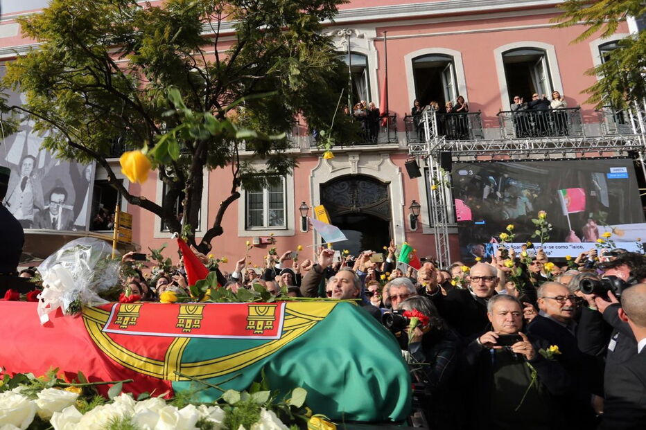 Bandeira foi substituída esta terça-feira