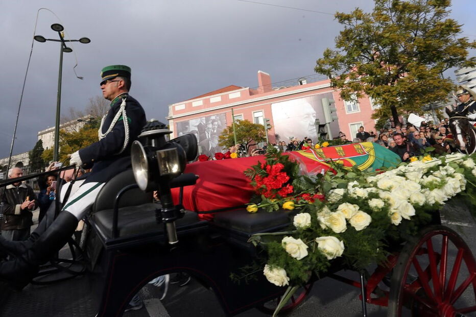 Bandeira foi substituída esta terça-feira
