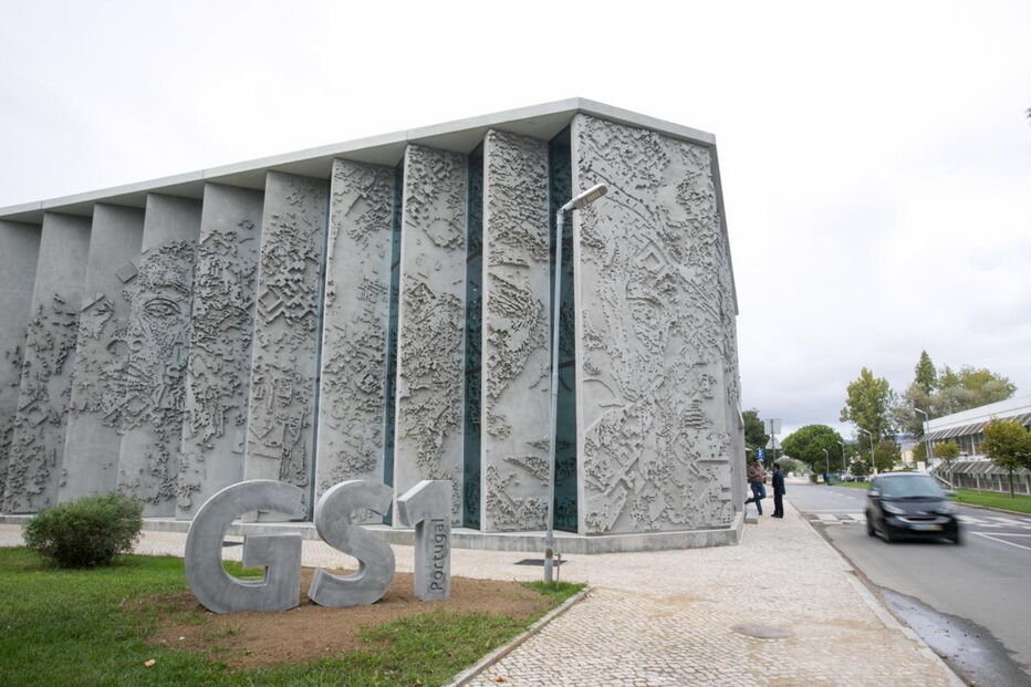 Fachada do edifício sede da GS1 Portugal, em Lisboa, revestida por Vhils