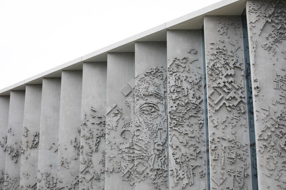 Fachada do edifício sede da GS1 Portugal, em Lisboa, revestida por Vhils