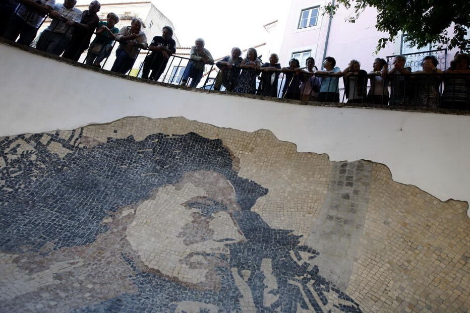 Calçada portuguesa com o rosto da fadista Amália Rodrigues, criada por Vhils