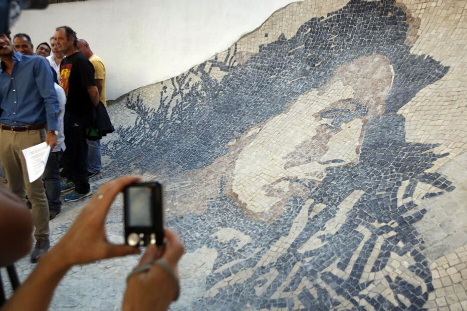 Calçada portuguesa com o rosto da fadista Amália Rodrigues, criada por Vhils